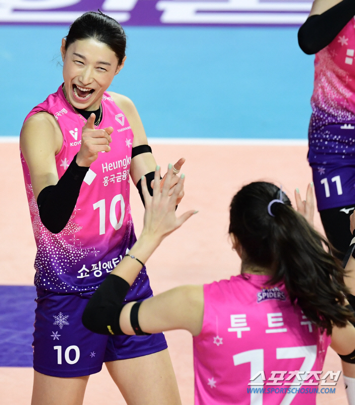 'Kim Yeon-kyung Explodes 17 Points' Heungkuk Life Insurance has won 13 consecutive games... The club has won the most consecutive games