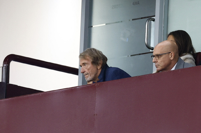 'I miss the Glazers'...Worst miser owner of all time, Christmas nightmare →'Player's weekly pay cut'Criticism abounds