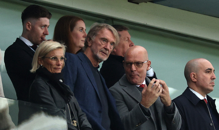 'I miss the Glazers'...Worst miser owner of all time, Christmas nightmare →'Player's weekly pay cut'Criticism abounds