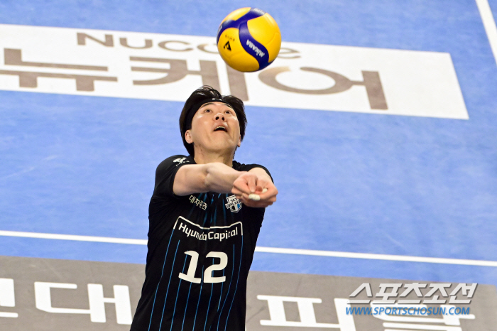 'It's good that I don't go out. But since I'm a player, I want to play...' Champ's MVP's awareness of reality, who has been pushed to the warm-up zone. And two hearts that coexist. 