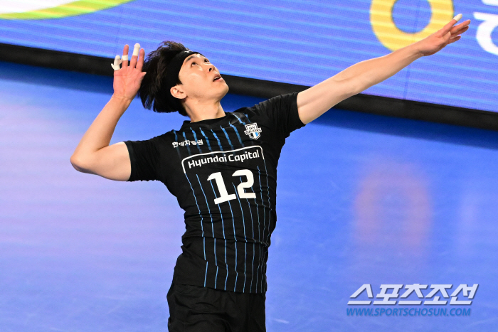 'It's good that I don't go out. But since I'm a player, I want to play...' Champ's MVP's awareness of reality, who has been pushed to the warm-up zone. And two hearts that coexist. 