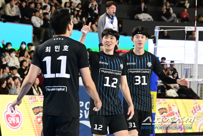 'It's good that I don't go out. But since I'm a player, I want to play...' Champ's MVP's awareness of reality, who has been pushed to the warm-up zone. And two hearts that coexist. 