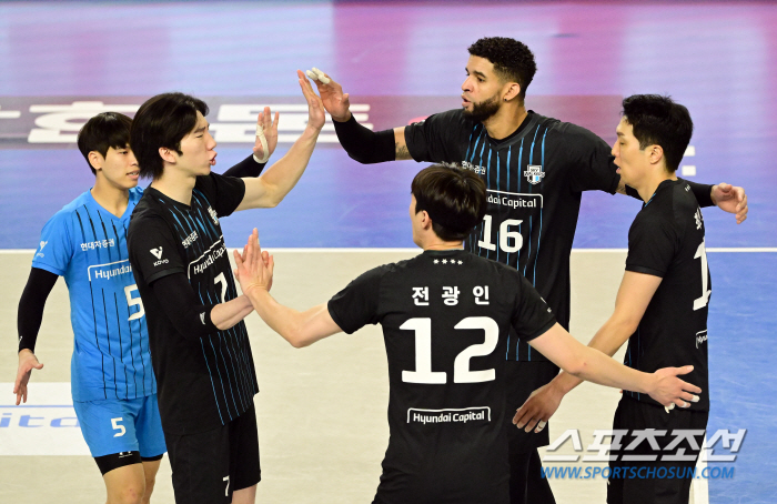 'It's good that I don't go out. But since I'm a player, I want to play...' Champ's MVP's awareness of reality, who has been pushed to the warm-up zone. And two hearts that coexist. 