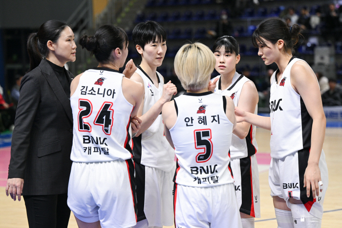  2 consecutive defeats. Samsung Life Insurance, 60-43 BNK natural enemy. Bae Hye-yoon-Kiana One-Two Punch Destroys BNK Small Lineup Perfectly