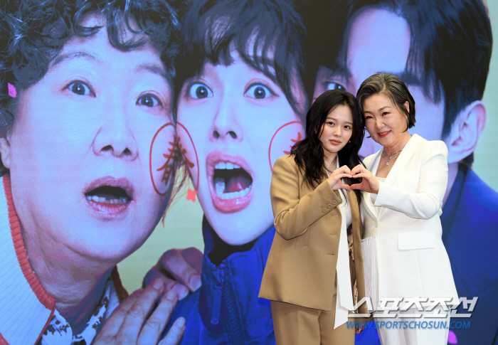  Jeong Ji So-Kim Hae Sook 'Look forward to the suspicious girl'
