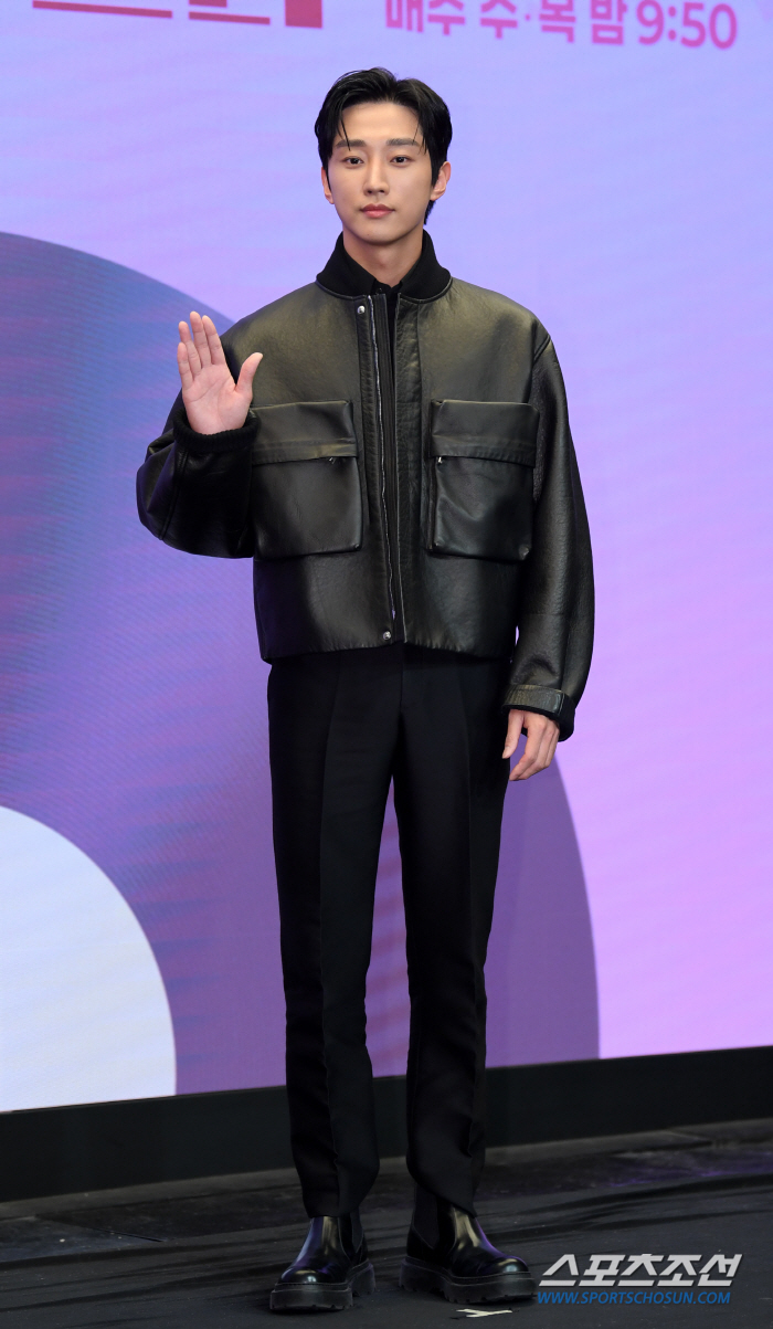 Jinyoung, 'Charisma'