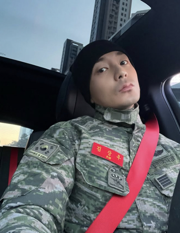 Roy Kim reveals Marine uniform shot after emergency martial law 'Go shoot gun, 100% combat power'