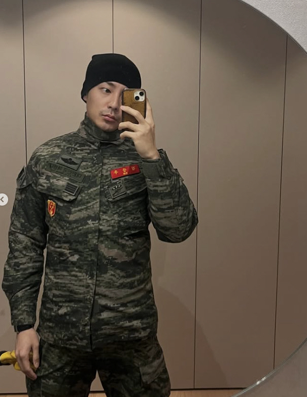 Roy Kim reveals Marine uniform shot after emergency martial law 'Go shoot gun, 100% combat power'