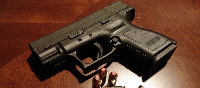 Two-year-old son is playing with a pistol. The mother who got hit in the chest dies