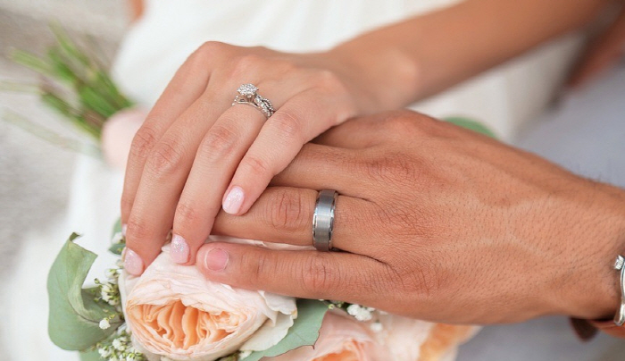 A couple who have been married and divorced 12 times in 43 years, because of the reason 'absurd'