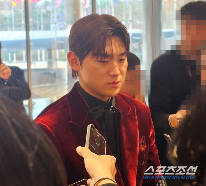  KIA KIM DO YOUNG's eyes are on the red jacket! 'Red coordination, the color of the team'