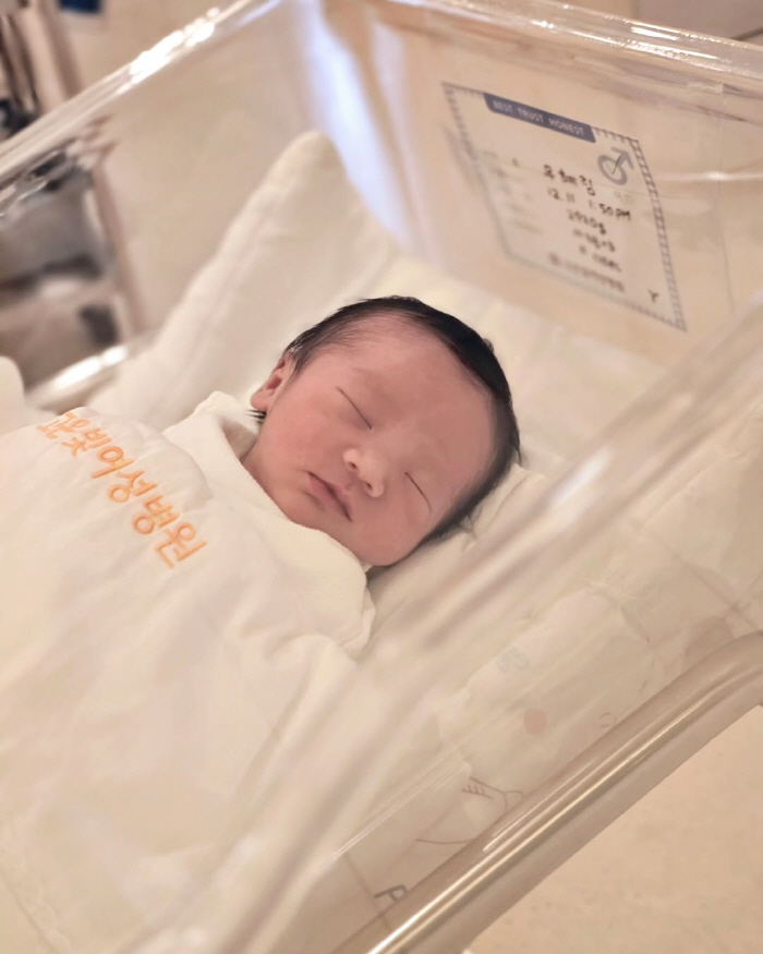 Woo Hyerim, on the first day of his life, 'Tiny features'...My mother is already practicing walking two days after giving birth