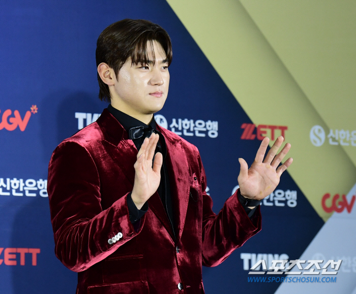 'You have to live...' Kim Do-young 'Red Suit' Kind greetings and smiles 