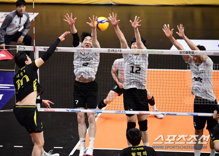 Feel the difference in height Blocking 123 is overwhelming...Hyundai Capital Wins Shutout Over KB Insurance