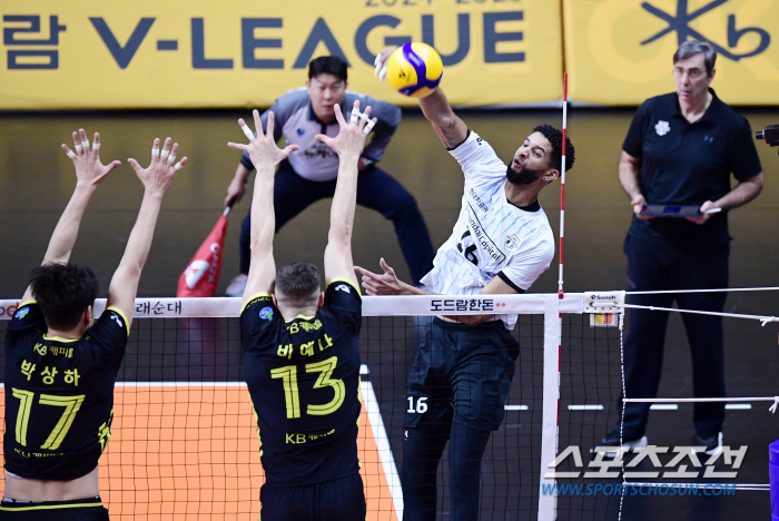 Feel the difference in height Blocking 123 is overwhelming...Hyundai Capital Wins Shutout Over KB Insurance