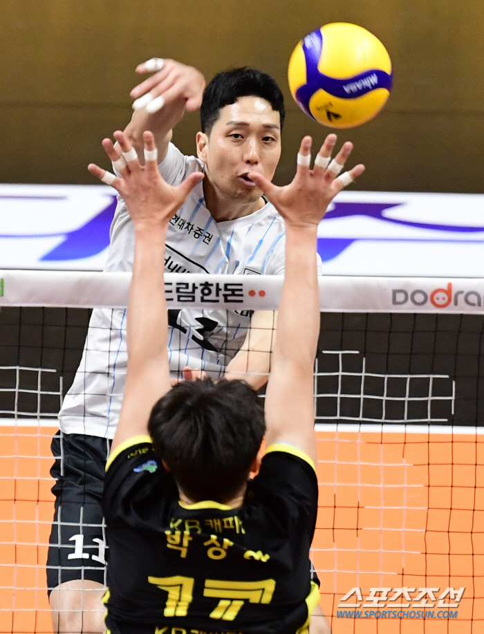 Feel the difference in height Blocking 123 is overwhelming...Hyundai Capital Wins Shutout Over KB Insurance