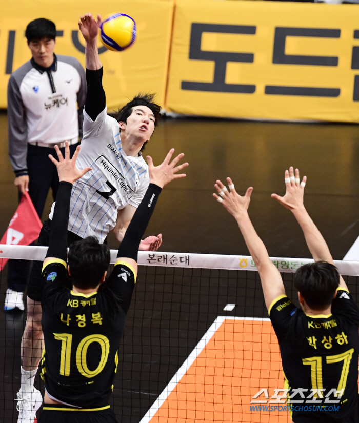 Feel the difference in height Blocking 123 is overwhelming...Hyundai Capital Wins Shutout Over KB Insurance