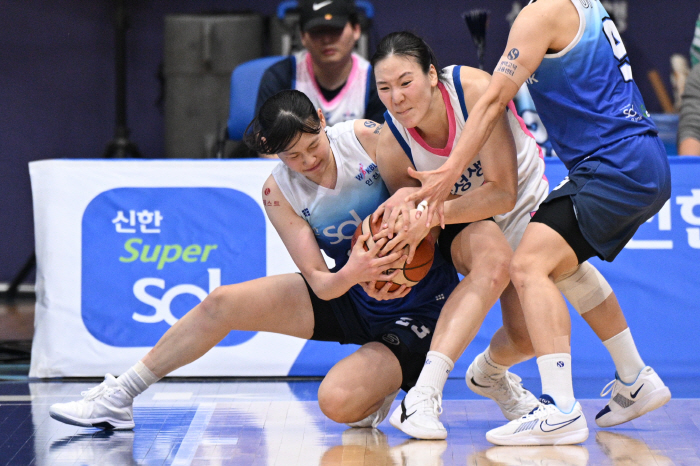 Shinhan Bank defeats Samsung Life Insurance with double-doubles in 3 consecutive games by rookie Hong Yoo-soon