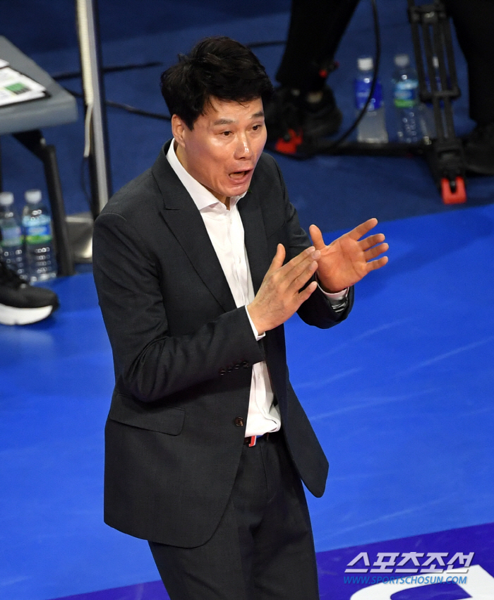 I thought we'd last a few years… Kim Yeon-koung's 14th consecutive win in Heungkuk, the head coach's mind that is threatened with achievements 