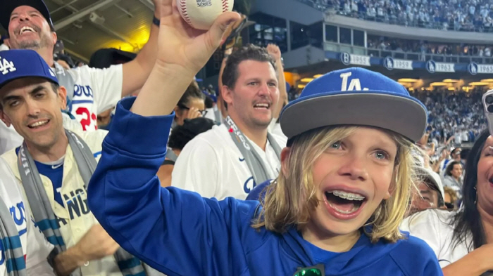 Don't buy lotto, but let's pick up a home run ball. A grand slam ball to finish the World Series, winning 1.56 million (about 2.24 billion won). The 3rd highest price ever