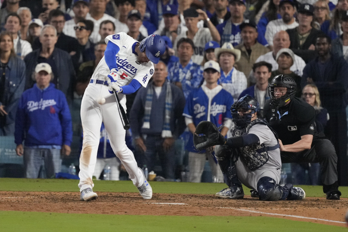 Don't buy lotto, but let's pick up a home run ball. A grand slam ball to finish the World Series, winning 1.56 million (about 2.24 billion won). The 3rd highest price ever