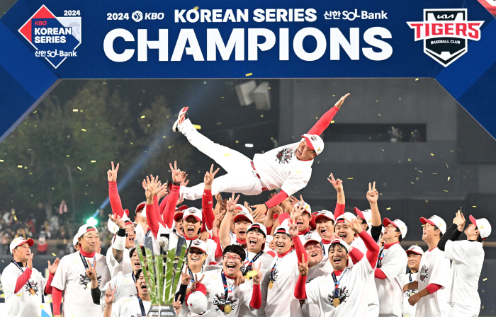 KIA manager Lee Bum-ho won the KS title and won the Baseball Press Photo of the Year Award by the Sports Photo Press Association