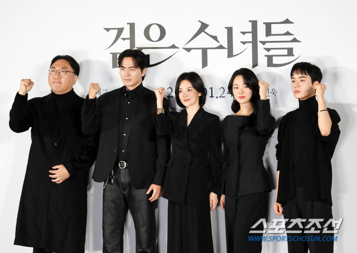  The Savior and the Warm Lantern...Black nuns Song Hye-kyo X Jeon Yeo-bin, this time, K occult is accepted (Roundup)