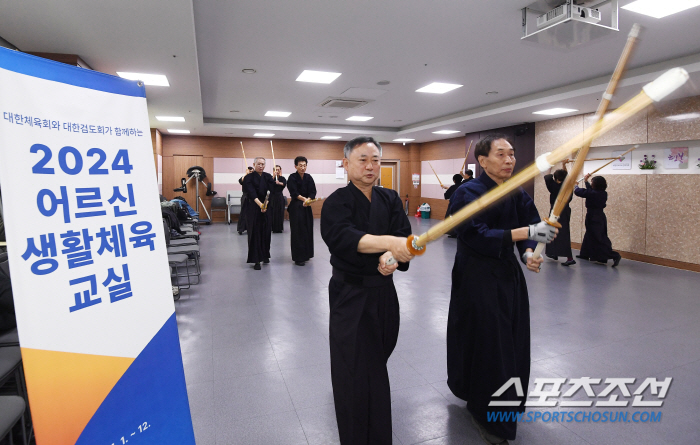 There is no age in kendo. Bucheon Active Senior who is serious about preventing dementia X psychiatric training and kendo