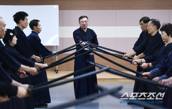 There is no age in kendo. Bucheon Active Senior who is serious about preventing dementia X psychiatric training and kendo