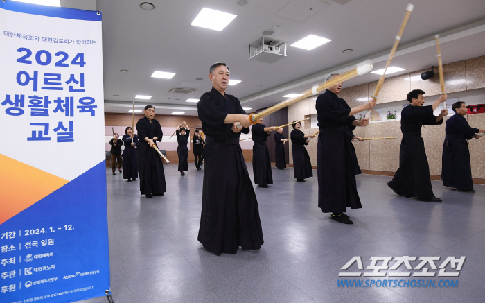 There is no age in kendo. Bucheon Active Senior who is serious about preventing dementia X psychiatric training and kendo
