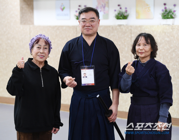 There is no age in kendo. Bucheon Active Senior who is serious about preventing dementia X psychiatric training and kendo