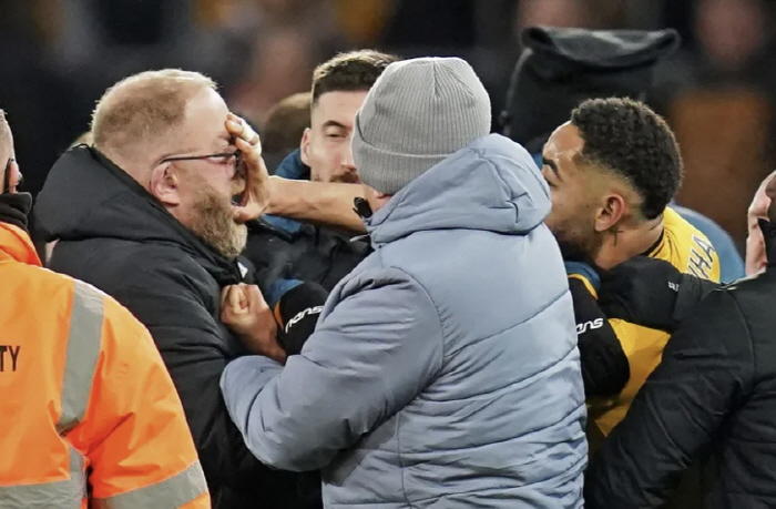 There's no bean powder family!Hwang Hee-chan, the captain is deprived of the armband due to the scuffle → Head coach's replacement  Ace security guard's assault is likely to be punished