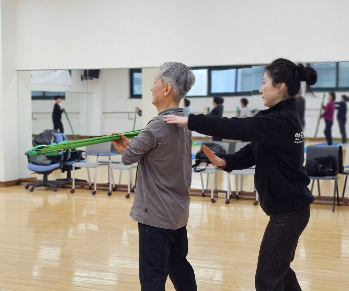 Park Chae-hee, a professor at Hankook University of Education, said, 'Activating sports for the elderly in a super-aged society and preparing for my future