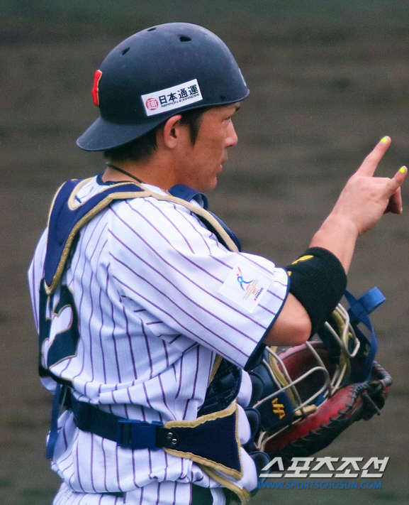 Coach Legend, who came to see manager Abe when he was young, gave up his number 10, a 32-year-old catcher with 5 years and 18.7 billion won 