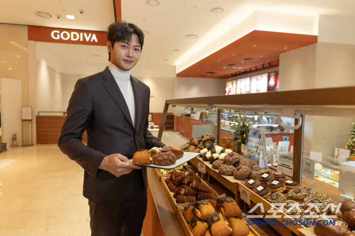 Handsome Guy's World's Sweet Stabbing, Avengers Oh Sang-wook, has appeared in Sinchon!