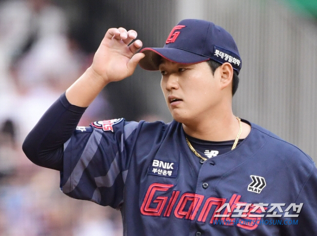Is this year's slump because of ABS? Will the changed S Zone be a welcome gift to Lotte, a folk ball master? 