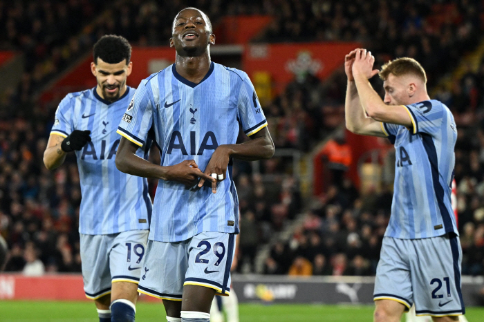 Legendary Shearer's eyes were different. Son Heung-min, who is involved in four goals, chose the EPL's official team of interest unlike the BBC...Best for 45 minutes