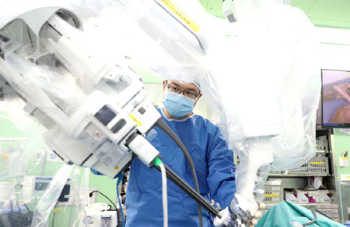 Professor Shin Jeong-ho of Korea University Guro Hospital surpassed 300 cases of sacral fixation for the world's first single-hole robot