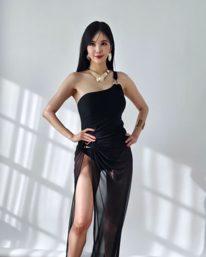 45-year-old Jang Young-ran wears a swimsuit and has an unconventional  fanciful body profile ♥ A surprising visual