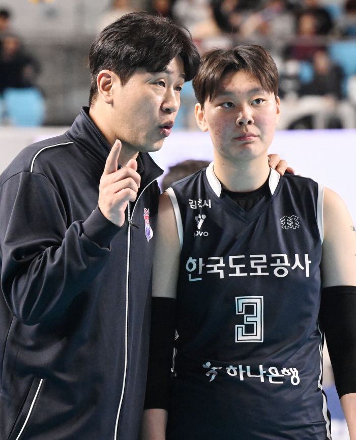 The captain and the captain take a deep sigh...TANACHA did a great job in the tough 5 sets + 131 minutes 