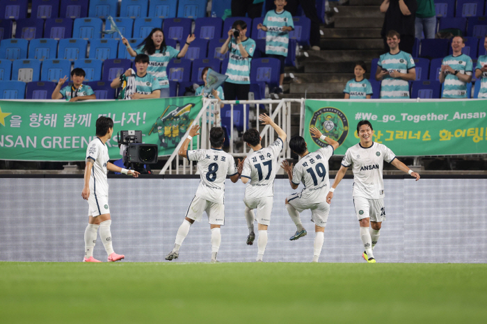  Jeon Jun-hoon is just around the corner without buying a flight ticket, but 0 players  coaches contract K2 Ansan, setbacks in preparation for the new season