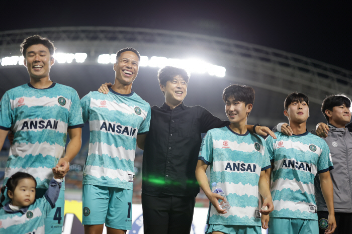  Jeon Jun-hoon is just around the corner without buying a flight ticket, but 0 players  coaches contract K2 Ansan, setbacks in preparation for the new season