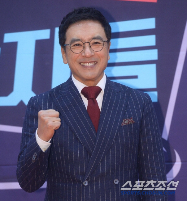 A man who knocked on the acquisition of the dream professional team that started 19 years ago when he was newly married...Actor → Real baseball player Kim Seung-woo's promise 