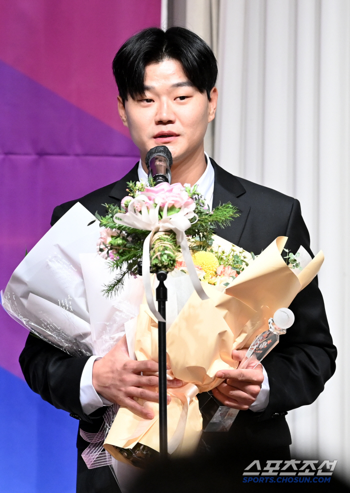 I achieved my first dream at the age of 30...Thanking the club indefinitely Will Busan's third baseman grow into a big gun? 