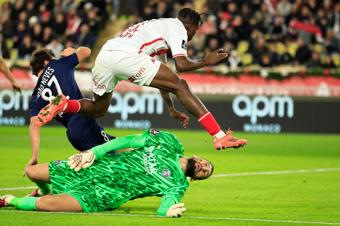 I stepped on my face, and I'm okay with Lee Kang-in's colleague GK...A thumbs up to reassure PSG