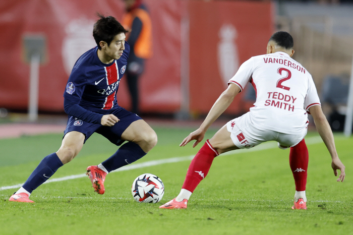 I stepped on my face, and I'm okay with Lee Kang-in's colleague GK...A thumbs up to reassure PSG