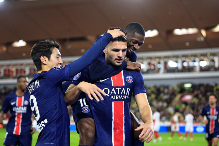 I stepped on my face, and I'm okay with Lee Kang-in's colleague GK...A thumbs up to reassure PSG