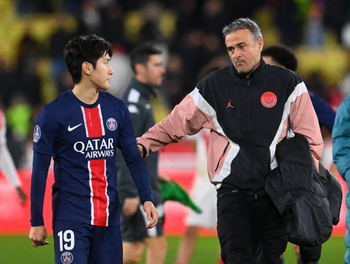 I stepped on my face, and I'm okay with Lee Kang-in's colleague GK...A thumbs up to reassure PSG