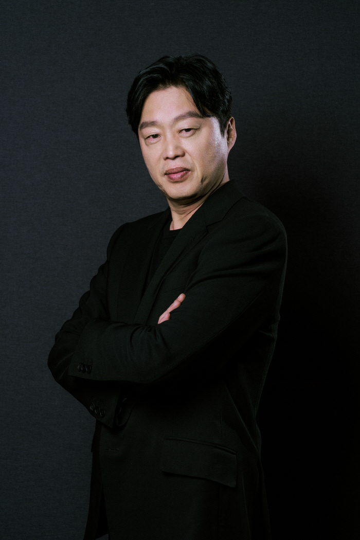  Director Kim Hee-won of a lighting shop wanted to run away every day..He's so self-conscious