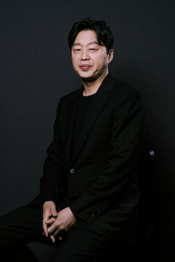  Director Kim Hee-won of a lighting shop wanted to run away every day..He's so self-conscious